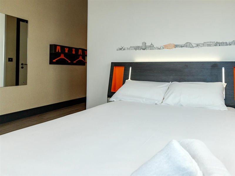 easyHotel Milton Keynes Eksteriør billede